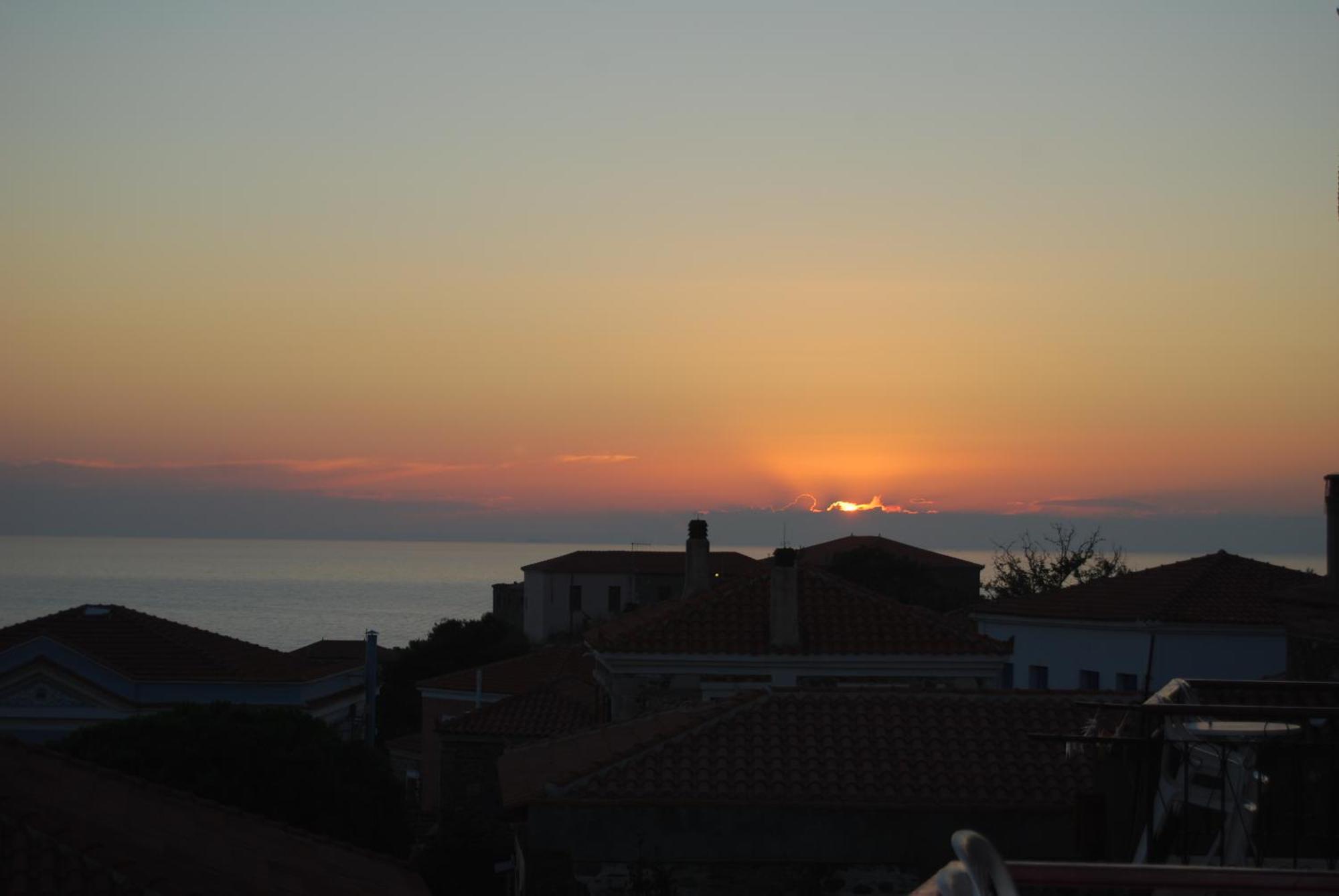 The Schoolmistress With The Golden Eyes, Studios & Rooms Μήθυμνα Εξωτερικό φωτογραφία