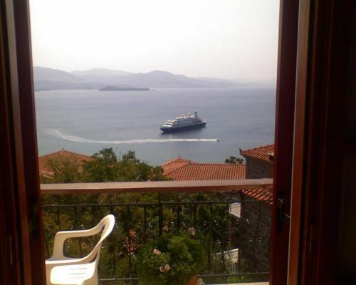 The Schoolmistress With The Golden Eyes, Studios & Rooms Μήθυμνα Εξωτερικό φωτογραφία