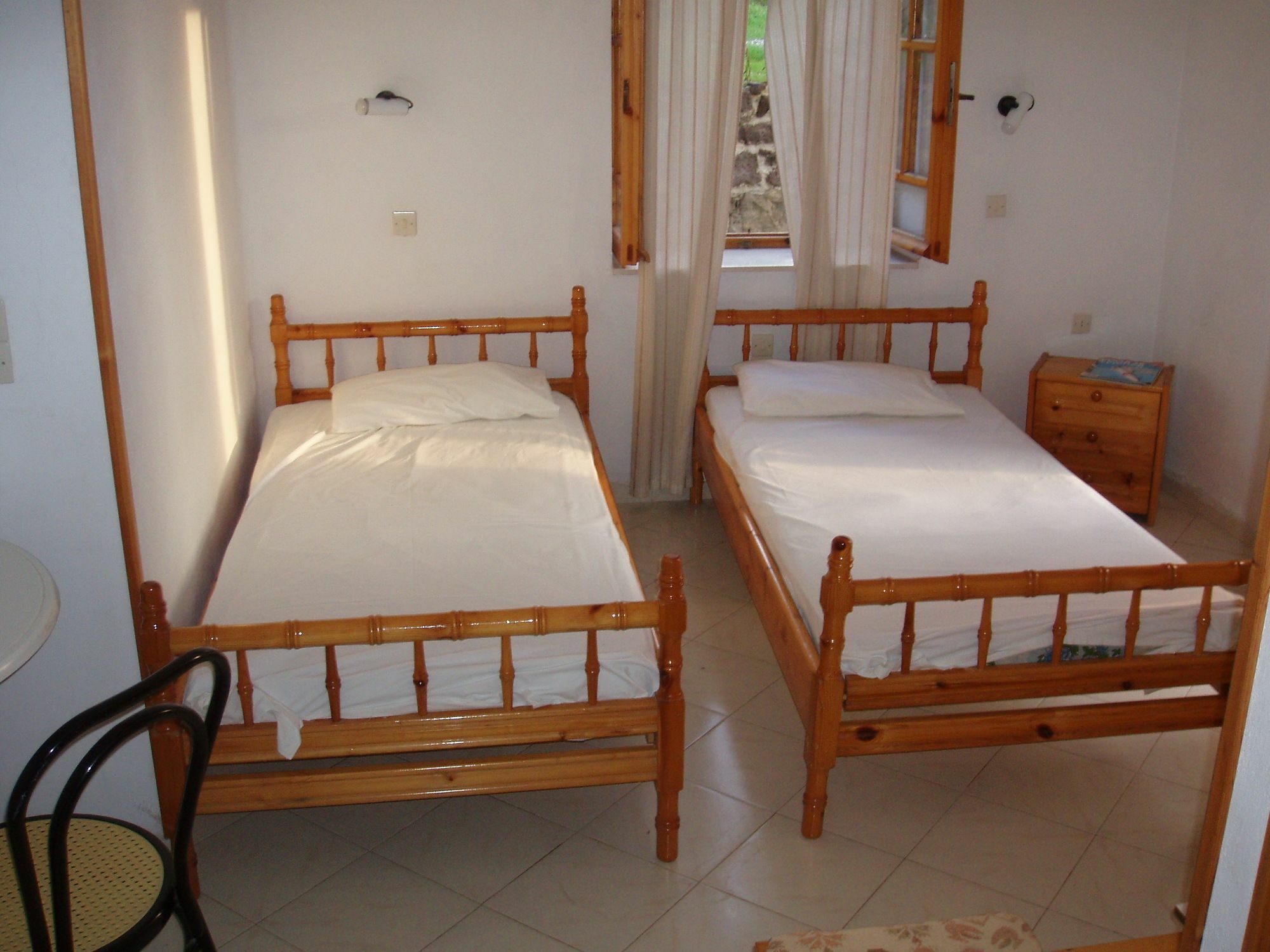 The Schoolmistress With The Golden Eyes, Studios & Rooms Μήθυμνα Εξωτερικό φωτογραφία